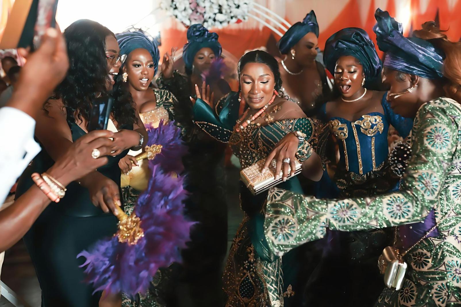 Bailarines trabajando juntos en dinámicas de grupo colaborativas